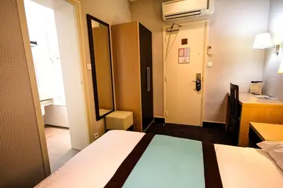 Un ou plusieurs lits dans un hébergement de l'établissement Hôtel Des Trois Gares