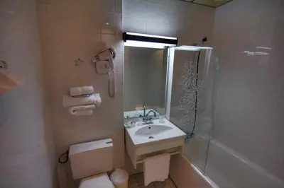 Salle de bains dans l'établissement Hôtel Des Trois Gares