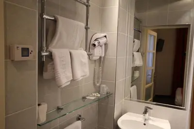 Salle de bains dans l'établissement Hôtel Des Trois Gares