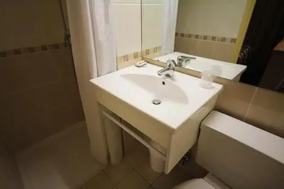 Salle de bains dans l'établissement Hôtel Des Trois Gares