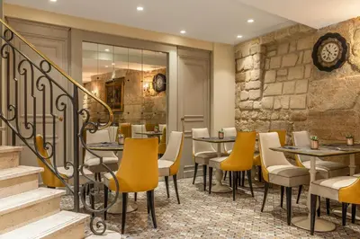 Coin salon dans l'établissement Hotel Ducs de Bourgogne
