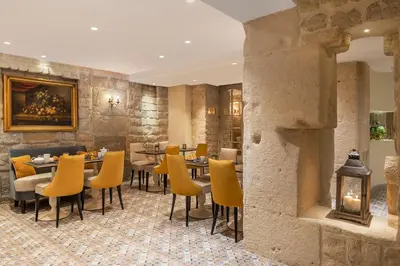 Coin salon dans l'établissement Hotel Ducs de Bourgogne