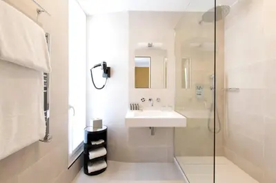 Salle de bains dans l'établissement Hôtel Mathis Elysées