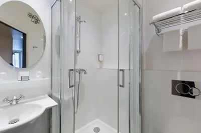 Salle de bains dans l'établissement Hôtel Aurore Paris Gare de Lyon
