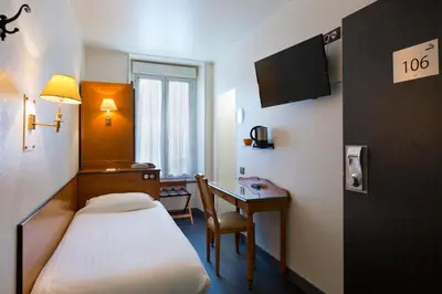 Télévision ou salle de divertissement dans l'établissement Hôtel Aurore Paris Gare de Lyon