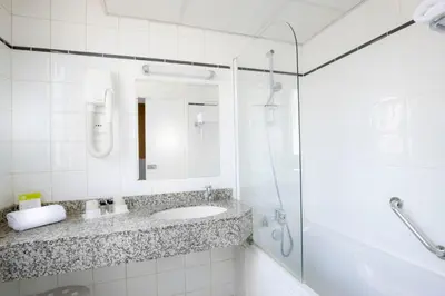 Salle de bains dans l'établissement Hôtel Marais de Launay