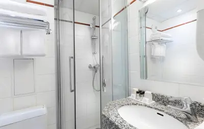 Salle de bains dans l'établissement Hôtel Marais de Launay