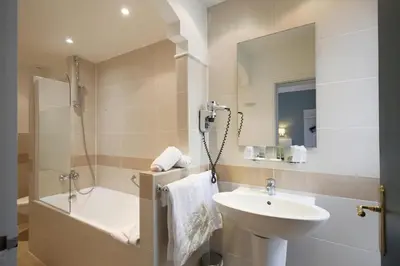 Salle de bains dans l'établissement Grand Hôtel Des Gobelins