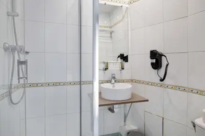 Salle de bains dans l'établissement Grand Hôtel Des Gobelins