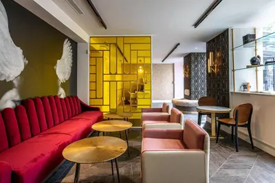 Coin salon dans l'établissement Hôtel Nude Paris - Color Vision