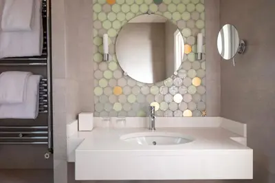 Salle de bains dans l'établissement Hôtel Aiglon