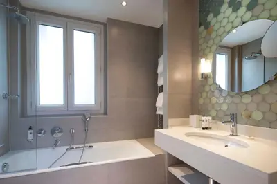 Salle de bains dans l'établissement Hôtel Aiglon