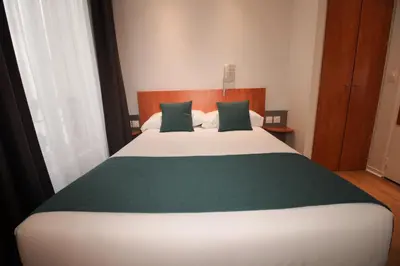Un ou plusieurs lits dans un hébergement de l'établissement Little Hôtel