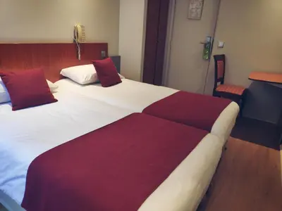 Un ou plusieurs lits dans un hébergement de l'établissement Little Hôtel