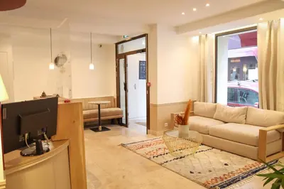 Coin salon dans l'établissement Little Hôtel