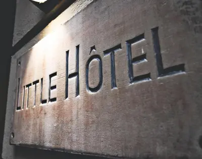 Certificat, récompense, panneau ou autre document affiché dans l'établissement Little Hôtel