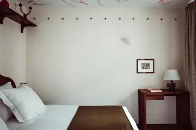 Un ou plusieurs lits dans un hébergement de l'établissement Hotel des Académies et des Arts
