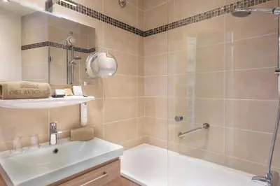 Salle de bains dans l'établissement Hôtel Delavigne