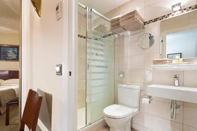 Salle de bains dans l'établissement Hôtel Delavigne