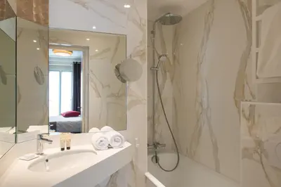 Salle de bains dans l'établissement Régence Etoile
