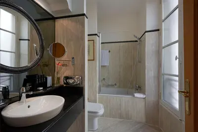 Salle de bains dans l'établissement Meliá Paris Vendôme
