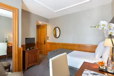 Télévision ou salle de divertissement dans l'établissement Meliá Paris Vendôme