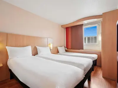 Un ou plusieurs lits dans un hébergement de l'établissement ibis Paris Porte D'Orleans