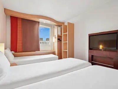 Un ou plusieurs lits dans un hébergement de l'établissement ibis Paris Porte D'Orleans