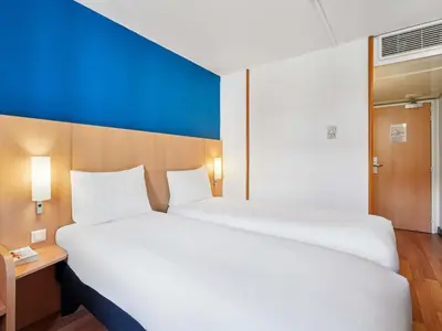 Un ou plusieurs lits dans un hébergement de l'établissement ibis Paris Porte D'Orleans