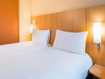 Un ou plusieurs lits dans un hébergement de l'établissement ibis Paris Pont de Suresnes Longchamp