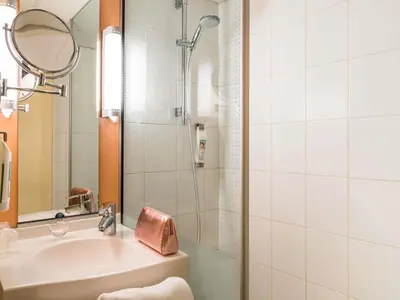 Salle de bains dans l'établissement ibis Paris Pont de Suresnes Longchamp