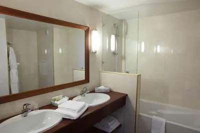 Salle de bains dans l'établissement Amiral Hôtel