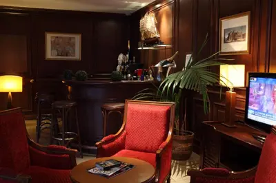 Télévision ou salle de divertissement dans l'établissement Amiral Hôtel