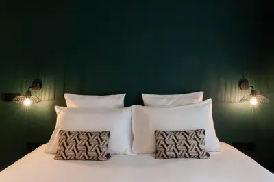 Un ou plusieurs lits dans un hébergement de l'établissement 9Hotel Opera