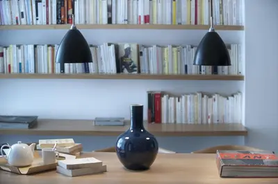 Bibliothèque dans l'hôtel