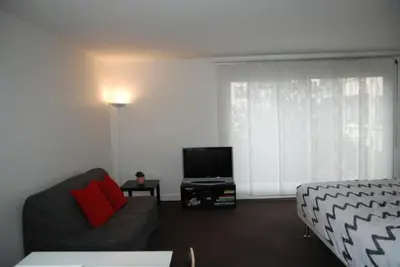 Télévision ou salle de divertissement dans l'établissement Appartements Paris Boulogne