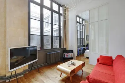 Télévision ou salle de divertissement dans l'établissement Pick A Flat's Apartment in Upper Marais - Rue d'Hauteville