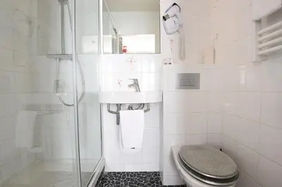 Salle de bains dans l'établissement Amélie Hotel