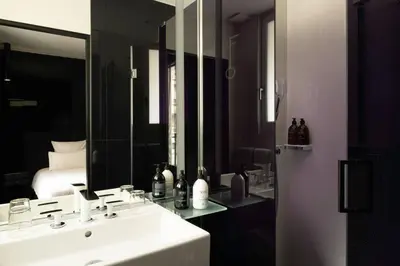 Salle de bains dans l'établissement Hôtel Félicien & Spa