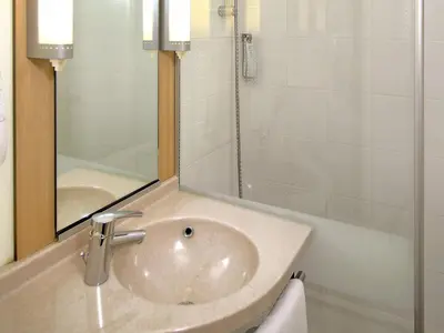 Salle de bains dans l'établissement ibis Paris Porte d'Italie