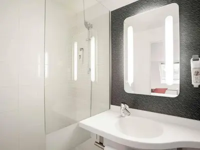 Salle de bains dans l'établissement ibis Maine Montparnasse