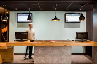 Télévision ou salle de divertissement dans l'établissement ibis Maine Montparnasse