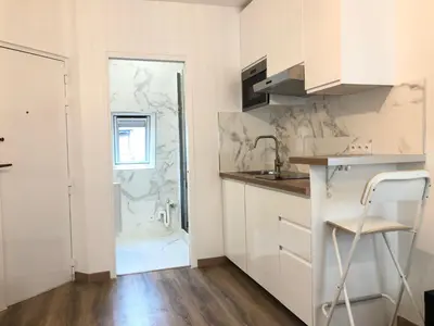 Cuisine ou kitchenette dans l'établissement Élégance Haussmanienne, studio moderne et cosy
