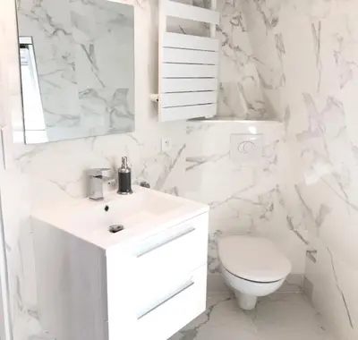 Salle de bains dans l'établissement Élégance Haussmanienne, studio moderne et cosy