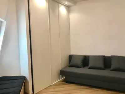 Coin salon dans l'établissement Élégance Haussmanienne, studio moderne et cosy