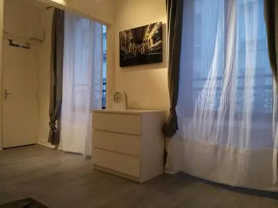 Télévision ou salle de divertissement dans l'établissement Modern apartment and studio near the metro