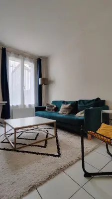 Coin salon dans l'établissement Modern apartment and studio near the metro