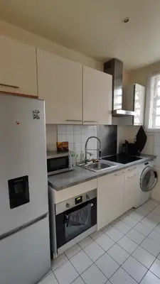 Cuisine ou kitchenette dans l'établissement Modern apartment and studio near the metro