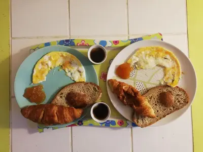 Nourriture dans le séjour chez l'habitant ou à proximité