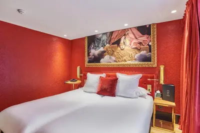 Un ou plusieurs lits dans un hébergement de l'établissement Hotel Eiffel Petit Louvre